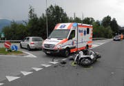 Der Rettungsdienst am Unfallort. (Bild: Kapo Schwyz)