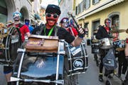 Vor drei Jahren zogen die Guggenmusiken durch Altdorf, 2017 werden sie sich wohl in Flüelen treffen. Bild: Valentin Luthiger (Altdorf, 15. Februar 2014)