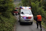 Der Rettungsdienst Schwyz vor Ort. (Bild: Geri Holdener, Bote der Urschweiz)