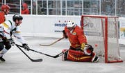 Oberwils Patrick Döbeli (weisses Trikot) trifft zum 3:0 gegen die Sierre Lions. (Bild: Stefan Kaiser (Zug, 25. Februar 2018))