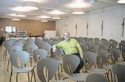 Pastor Erwin Imfeld im neu gestalteten Saal des Begegnungszentrums. (Bild: Corinne Glanzmann (Stans, 23. Januar 2018))