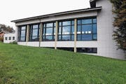 Das Schulgebäude in Oberrüti soll durch einen Anbau ergänzt werden. (Bild: Werner Schelbert (21. Oktober 2016))
