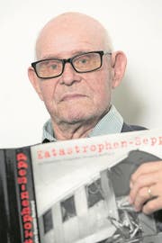 Josef Reinhard, auch «Katastrophen-Sepp» genannt, hält das Buch über sich in den Händen, das kurz vor seinem 70. Geburtstag herausgegeben worden war. (Bild: PD)