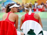 Am Mittwoch untätig: das Schweizer Doppel mit Martina Hingis (li.) und Timea Bacsinszky (Bild: KEYSTONE/PETER KLAUNZER)