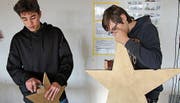 Zum Thema des Abends «Stars» werden in den Werkstunden fleissig Dekorationen gebastelt.