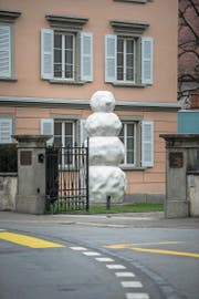 Saisonal passend: Peter Reglis Skulptur beim Haus für Kunst in Altdorf. (Bild: Dominik Wunderli (24. Februar 2018))