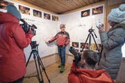 Einsatzleiter Franz Auf der Maur von Speleo-Secours Schweiz erklärt den Medien das Höhlensystem des Höllochs. (Bild: Urs Flüeler/Keystone (Muotathal, 22. Januar 2018))