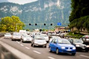 Auf der A 2 – hier vor der Ausfahrt Hergiswil – nimmt der Verkehr immer mehr zu. (Bild Roger Gruetter)