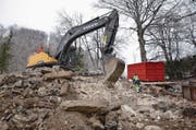 Weg in wenigen Tagen (im Uhrzeigersinn): Von der Villa Landenberg war gestern schon nichts mehr zusehen. Zwei Tage früher tauchte eine 101-jährige Zeitung in den Wänden der noch teilweise intakten Villa auf. (Bilder: Philipp Unterschütz und Franziska Herger (Sarnen, 13. und 15. Februar 2018))