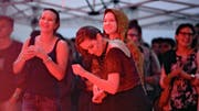 Tanzen im Regen zur Musik vom Damian Lynn: Die Besucher am Open Air Tells Bells liessen sich die Stimmung gestern nicht verderben. (Bild Dominik Wunderli)