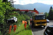 Das Auto durchbrach den Zaun neben der Autobahn. (Bild: Schwyzer Polizei)