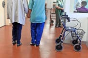 Die Kindes- und Erwachsenenschutzbehörde schützt bedürftige Personen. Das kann im höheren Alter eine Einweisung ins Pflegeheim bedeuten. (Bild: Keystone/Geatan Bally)