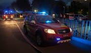 Feuerwehr und Polizei vor Ort. (Bild: Geri Holdener, Bote der Urschweiz)