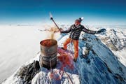 Pirmin Zurbriggen entfachte auf dem Matterhorn ein symbolisches olympisches Feuer. (Bild: Valentin Flauraud/Keystone (Zermatt, 8. Februar 2018))
