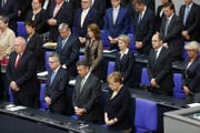 Schweigeminute im Deutschen Bundestag in Berlin. Die Parlamentarier gedenken dem verstorbenen Alt-Kanzler Helmut Kohl. (Bild: EPA (22.06.2017, Berlin))