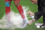 Eisspray drauf und weiter geht’s für Carlitos vom FC Sion. Am Knie: ein Kinesiologie-Tape, das entzündungshemmend wirkt. (Bild: Steffen Schmidt/Freshfocus (Zürich, 5. Dezember 2015))