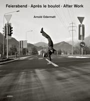 Buchcover mit dem legendären Kultbild von Polizeifotograf Arnold Odermatt. Auf dem Bild zu sehen ist Noldi von Büren beim Handstand. (Bild: PD)