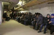 Bürger der ukrainischen Hafenstadt Mariupol sitzen in einem Schutzkeller während einer Übung für den Fall, dass die Stadt unter Beschuss gerät. (Bild: Keystone / Sergey Vaganov)