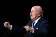 Sepp Blatter darf sich freuen. Er kann seine fünfte Amtszeit als Fifa-Präsident antreten. (Bild: Patrick B. Kraemer/Keystone via AP)