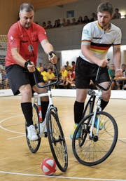 Roman Schneider (am Ball) gehört mit seinem neuen Partner Paul Looser zu den Medaillenanwärtern beim morgigen Schweizer Cupfinal-Turnier in der Altdorfer Giessen-Halle. (Bild: Urs Hanhart (Altdorf, 27. August 2017))
