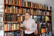 Andreas Anderhalden vor seiner Bibliothek: Der einstige Arzt hat die genetische Abstammung der Ob- und Nidwaldner untersucht. (Bild Philipp Unterschütz)