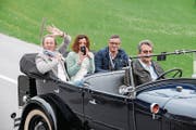 Winkt aus dem Oldtimer: Senioren-Weltmeister Renato Burch (links) mit Lebenspartnerin Susanne und dem Beckenrieder Roland May, seinem Staffel-Gold-Teamkollegen. (Bild: Marco Berwert/PD (Stalden, 2. April 2017))