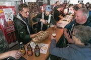 Besucher degustieren Biere der Kleinbrauerei Bro’s Bräu aus Stansstad. (Bild: André A. Niederberger (Sarnen, 14. Oktober 2017))