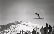 Auf der Gotthardschanze waren auch norwegische Spitzenspringer dabei. Sie brachten neue Sprungtechniken ins Urserntal – eine angewinkelte Körperhaltung mit anliegenden Armen. (Bilder: Jean Haemisegger, Staatsarchiv Uri)