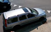 Dieser Volvo wurde anscheinend vom Laster «abgeschossen». (Bild: Geri Holdener)