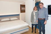 Ürtevogt Felix Odermatt mit Architektin Kora Balmer in einem der neuen Gästezimmer. (Bild: Franz Niederberger (Dallenwil, 22. November 2017))
