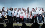 Der Männerchor und die «Notenschlüssel Kids» tragen ihren Teil zu einem grossartigen Abend in der Mehrzweckhalle in Beinwil bei. (Bild: Stefan Kaiser (13. Januar 2018))