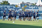 Die FCL-Spieler beim gestrigen Training im Stadion Gradski Vrt. (Bild: Martin Meienberger)