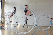 Stefanie Gehrig, Rhönrad-Turnerin vom STV Buochs, beim Training. (Bild: Helen Röösli/PD)