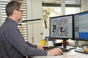 Die Kartenproduktion ist heute teilautomatisiert, bei komplexen Situationen ist aber nach wie vor Handarbeit gefragt. (Bild: PD)