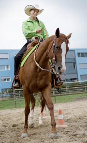 Das Hemd von Jana Steinmann ist farblich optimal auf die Satteldecke abgestimmt. (Bild Corinne Glanzmann)