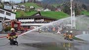 Die Feuerwehr demonstriert ihr neues Tanklöschfahrzeug der beeindruckten Bevölkerung. (Bild: PD (Büren, 2. April 2017))