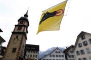 Die Urnerfahne hängt am Regierungsgebäude von Altdorf. (Archivbild) (Bild: Keystone)