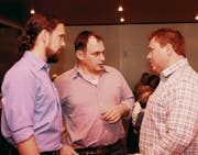 Obmann Jost Niederberger (rechts) im Gespräch mit den neuen Vorstandsmitgliedern Christoph Aeschbacher (links) und Roger Burch. (Bild: Richard Greuter (Ennetbürgen, 5. April 2017))