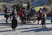 Auch im Sonnenschein dunkel und geheimnisvoll. (Bilder: Birgit Scheidegger (Lungern, 27. Februar 2017))