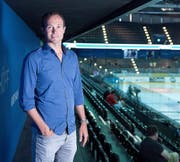 Michael Küng auf der Tribüne der Bossard-Arena. (Bild: Maria Schmid)