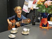 Der Student Arni Häcki kann es auch ohne Männerchor, nur mit Gitarre. (Bild: Romano Cuonz (Stans, 8. Mai 2017))