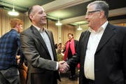 Leo Brücker (links) und Ruedy Zgraggen an der Versammlung der CVP Uri. (Bild Anian Heierli)