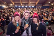 Denise Feierabend, Michelle Gisin und Lena Haecki (von links) posieren in der Festhalle. (Bild: Urs Flueeler / Keystone (Engelberg, 27. Februar 2018))