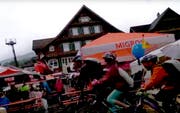 Fahrt durch Steinen. Hier war um 10.00 Uhr der offizielle Startschuss gefallen. (Bild: Bote der Urschweiz)