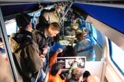 Bahnreisende stehen dicht gedrängt in einem Zug. (Bild: Keystone/Alessandro della Valle)