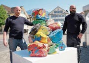 Die Künstler Paul Lipp (links) und Reto Leuthold präsentieren ihre Plastilin-Skulptur. (Bild: Romano Cuonz (Stans, 24. April 2017))