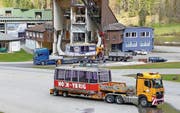 Gestern wurden die beiden grossen Kabinen der Luftseilbahn in der Weglosen auf Tieflader gestellt, die sie heute mit Polizeibegleitung durch die halbe Schweiz karren werden. (Bilder Urs Keller)