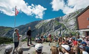 Die beiden Schauspieler haben bei der Ringelspitzhütte (Graubünden) viele Zuhörer gefunden. (Bild: Howard Brundrett (Tamins, 14. August 2016))