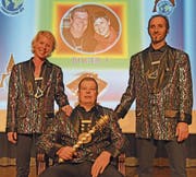 Das Kernser Fasnachtskomitee 2018: Ehrengugger Roger I. (Mitte) mit Obergugger Myri und Untergugger Ueli (rechts). (Bild: Robert Hess (Kerns, 4.November 2018))