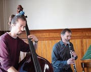 Christoph und Hans Blum (von links) sorgten an der GV mit ihrer Musik für Stimmung. (Bild: Marion Wannemacher (Sarnen, 15. März 2018))
